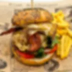 Burger de ternera con huevo, salsa de trufa, queso y bacon