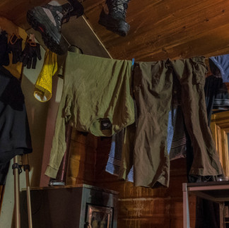 Nasse Kleisung kann man im Winter nur mit einer externen Wärmequelle trocknen. z.B. in Einer Hütte