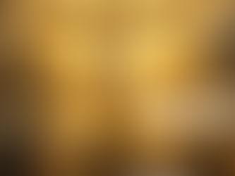 Pintura a óleo da crucifixão de Jesus Cristo, mostrando Jesus pregado na cruz com coroa de espinhos, iluminado por uma forte luz dourada que irrompe por trás da cruz. Três figuras ajoelhadas aos pés de Jesus rezam em atitude de entrega e adoração, sobre um terreno rochoso que representa o Calvário. O céu escuro e nublado contrasta com a luz divina que envolve Cristo, simbolizando redenção, sacrifício e misericórdia.