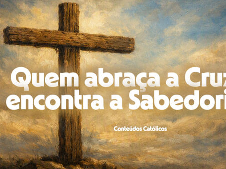 Pintura a óleo de uma cruz de madeira antiga erguida sobre terreno rochoso, sob um céu dourado e nublado. A luz suave ilumina a cruz, simbolizando fé, sabedoria e redenção. Texto sobreposto: “Quem abraça a Cruz, encontra a Sabedoria”. Assinatura: Conteúdos Católicos.