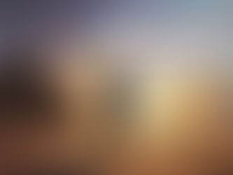 Pintura a óleo de um homem caminhando sozinho num deserto ao pôr do sol. O céu apresenta tons dramáticos de roxo, azul e laranja, com luz dourada iluminando o horizonte. À esquerda surgem montanhas escuras e nuvens densas; à direita, o céu é mais claro e sereno. O homem, de camisa azul e calças escuras, avança determinado, projetando uma longa sombra no chão arenoso. A cena transmite solidão, reflexão e jornada espiritual.