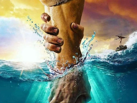Imagem de duas mãos entrelaçadas na água, simbolizando união e trabalho em equipe, com uma paisagem oceânica ao fundo e um céu ao entardecer.