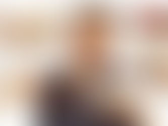 Homem pensando em múltiplas opções de presentes, incluindo dinheiro, carro, bolo e cigarro, simbolizando diferentes possibilidades de presentes para alguém especial.