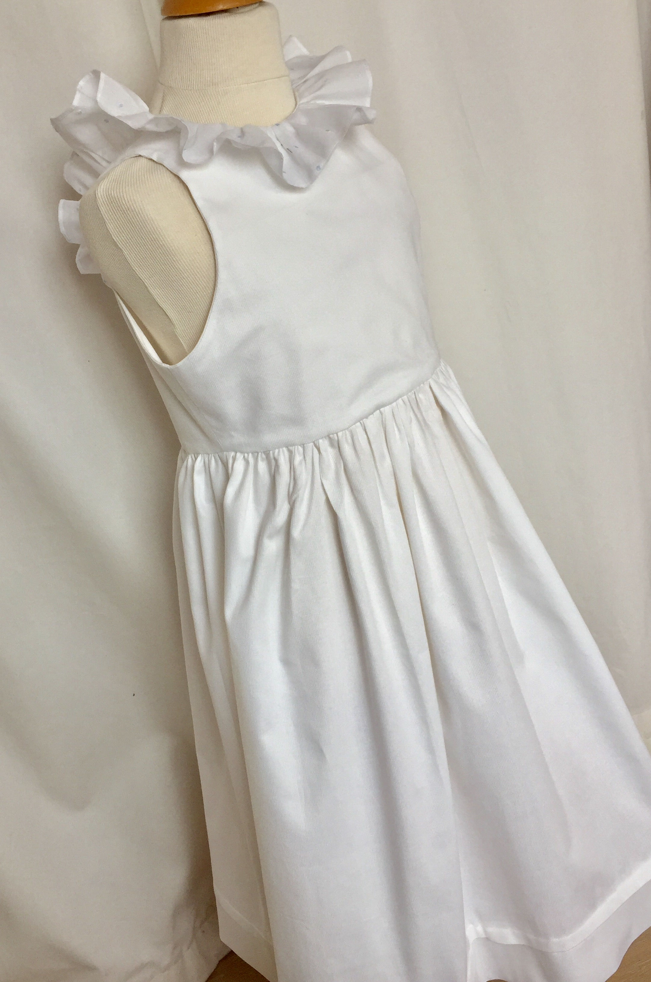 Robe à encolure volantée