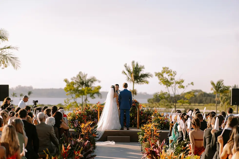 Altar sem padrinhos - todos sentados nas primeiras fileiras