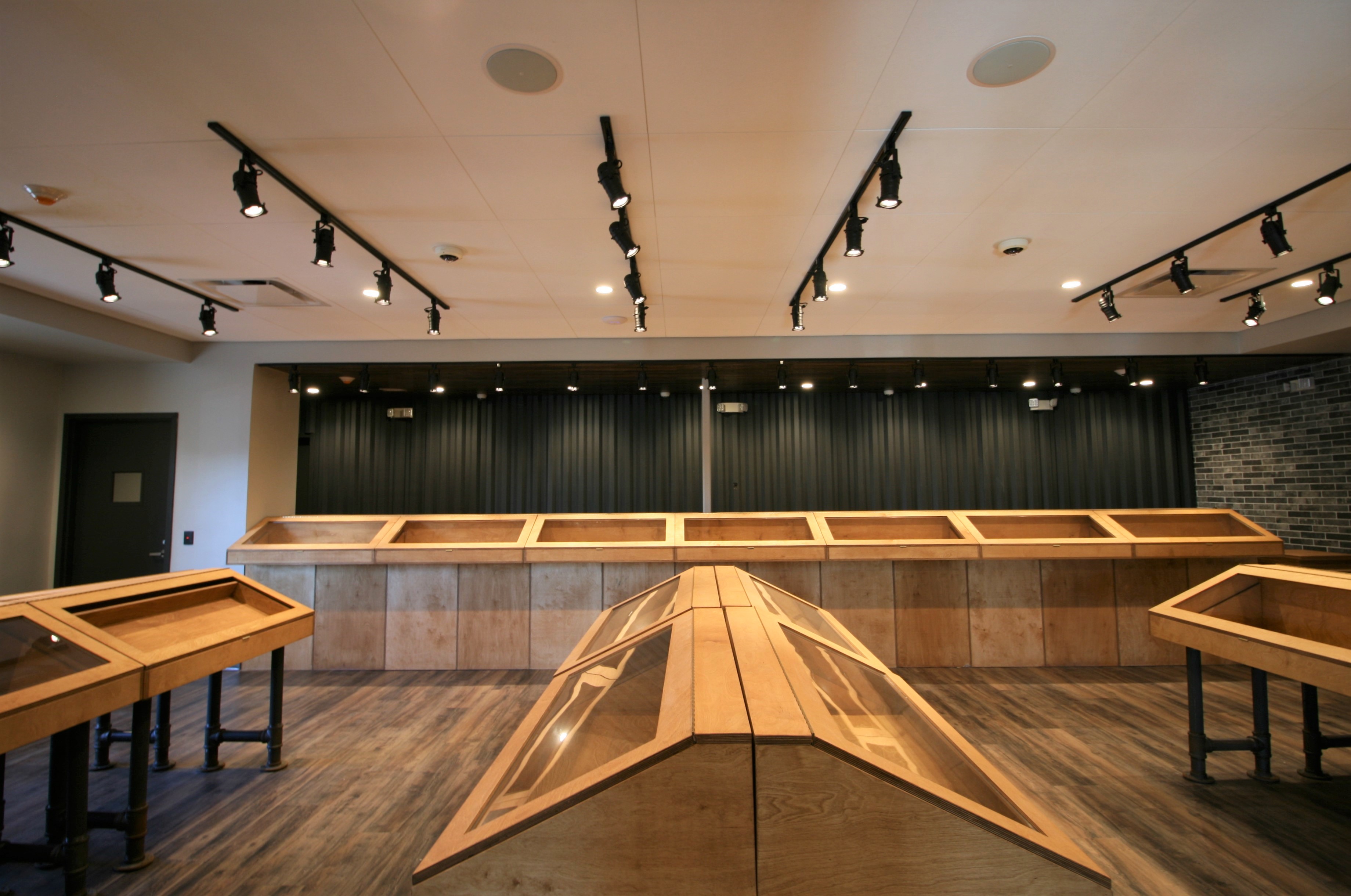 Photo :: Sales Floor