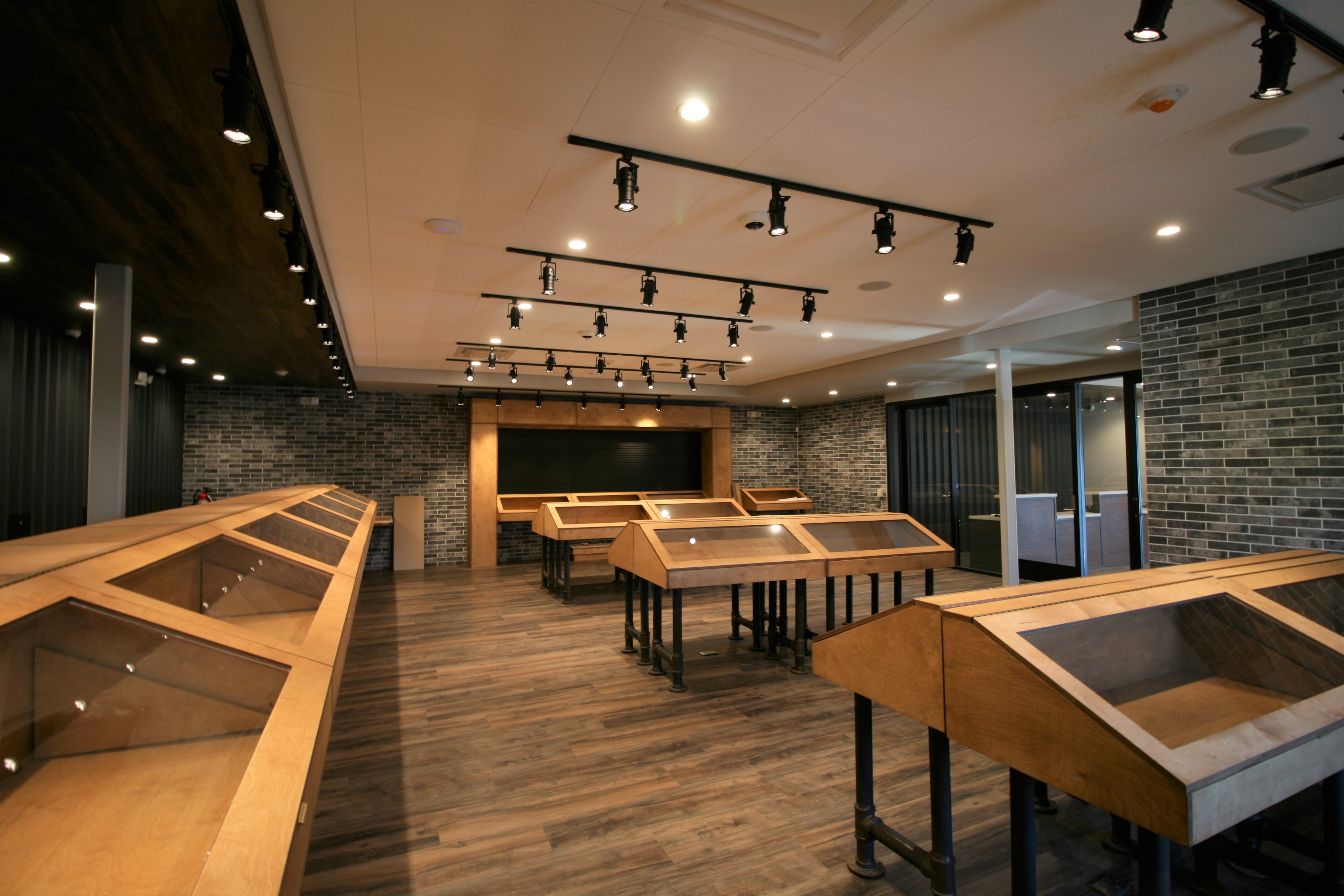 Photo :: Sales Floor