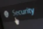 Eine Computer Maus, auf dem Wort Security. Als Zeichen für Microsoft 365 Security