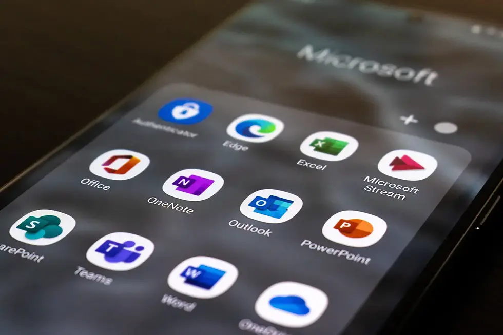 Ein Handy auf dem die Tools von Microsoft 365 zu sehen sind