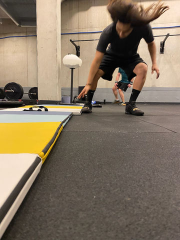 crossfitter-doing-shuttle-runs-during-crossfit-workout