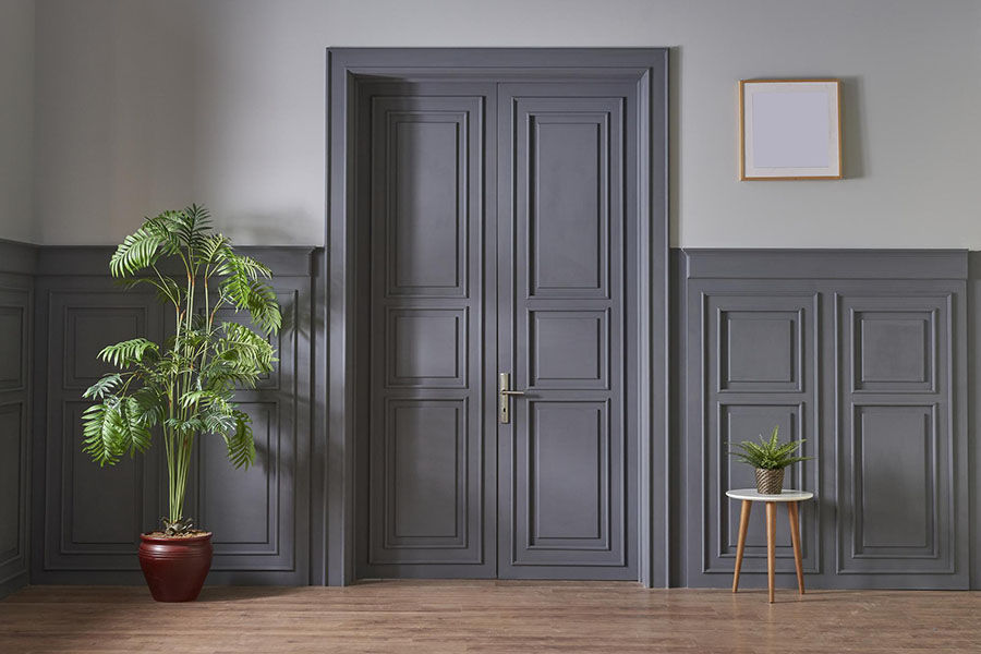 Kak-vyglyadyat-mezhkomnatnyye-derevyannyye-dveri-v-serykh-ottenkakh-v-sovremennom-interyer