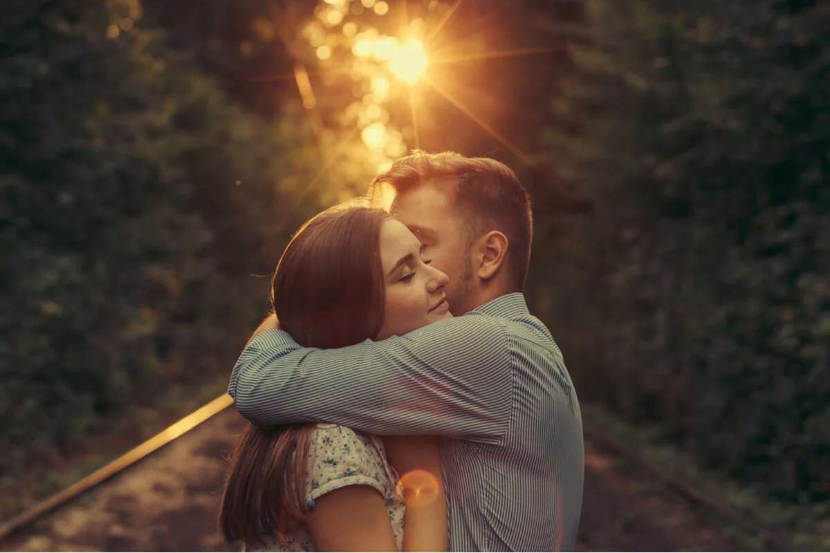 pareja-dandose-abrazo.webp