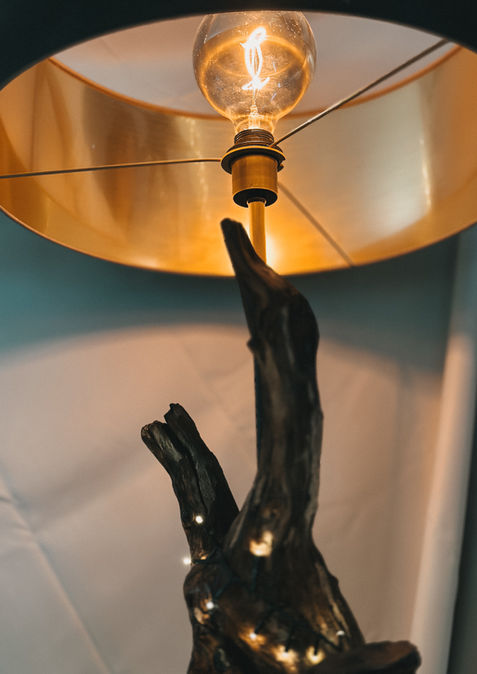 Entdecken Sie die faszinierende Harmonie von Natur und Eleganz mit einer einzigartigen Treibholzlampe. Der schwarz-goldene Lampenschirm verleiht jedem Raum eine warme und stilvolle Atmosphäre. Erleben Sie zeitlose Schönheit und einzigartiges Design.