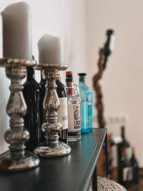 Erleben Sie die Faszination von durchdachtem Interior Design, wo jedes Detail eine Geschichte erzählt. Ästhetik und Funktionalität verschmelzen zu einem Raumkonzept, das nicht nur bewohnt, sondern intensiv erlebt wird. Tauchen Sie ein in eine Welt der Feinheiten und gestalten Sie einen Lebensraum, der den Alltag in außergewöhnliche Erlebnisse verwandelt.