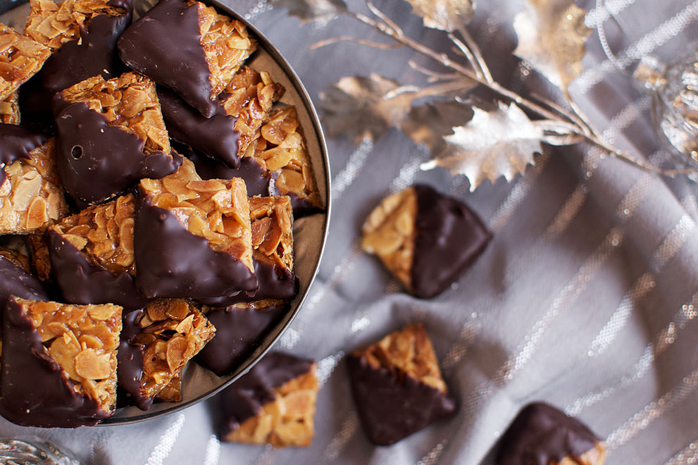 Genießen Sie die handgefertigten Florentiner der Bäckerei Felzl – eine süße Tradition, die Handwerkskunst und köstlichen Geschmack vereint.