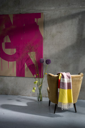 "Magenta" Bild von Tasek (Gerrit Peters), Alpaka Strick-Schal "Bauhaus" von Parati