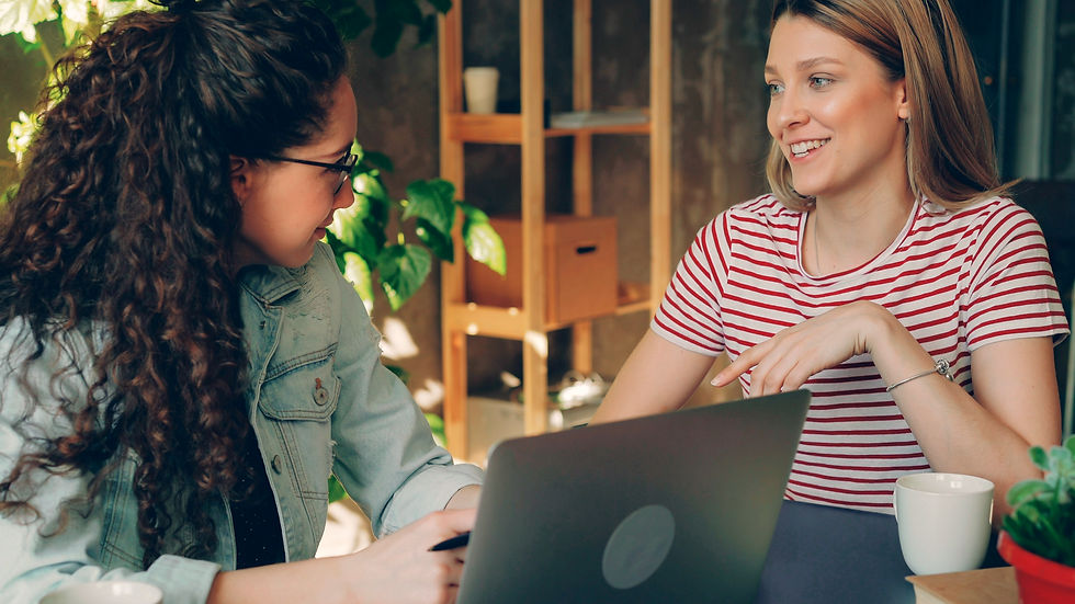 Frau arbeitet am Computer im remote Arbeitsalltag