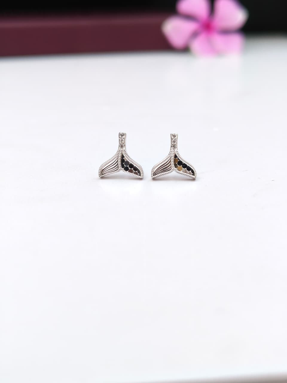 Elegant Wave Studs 🌊