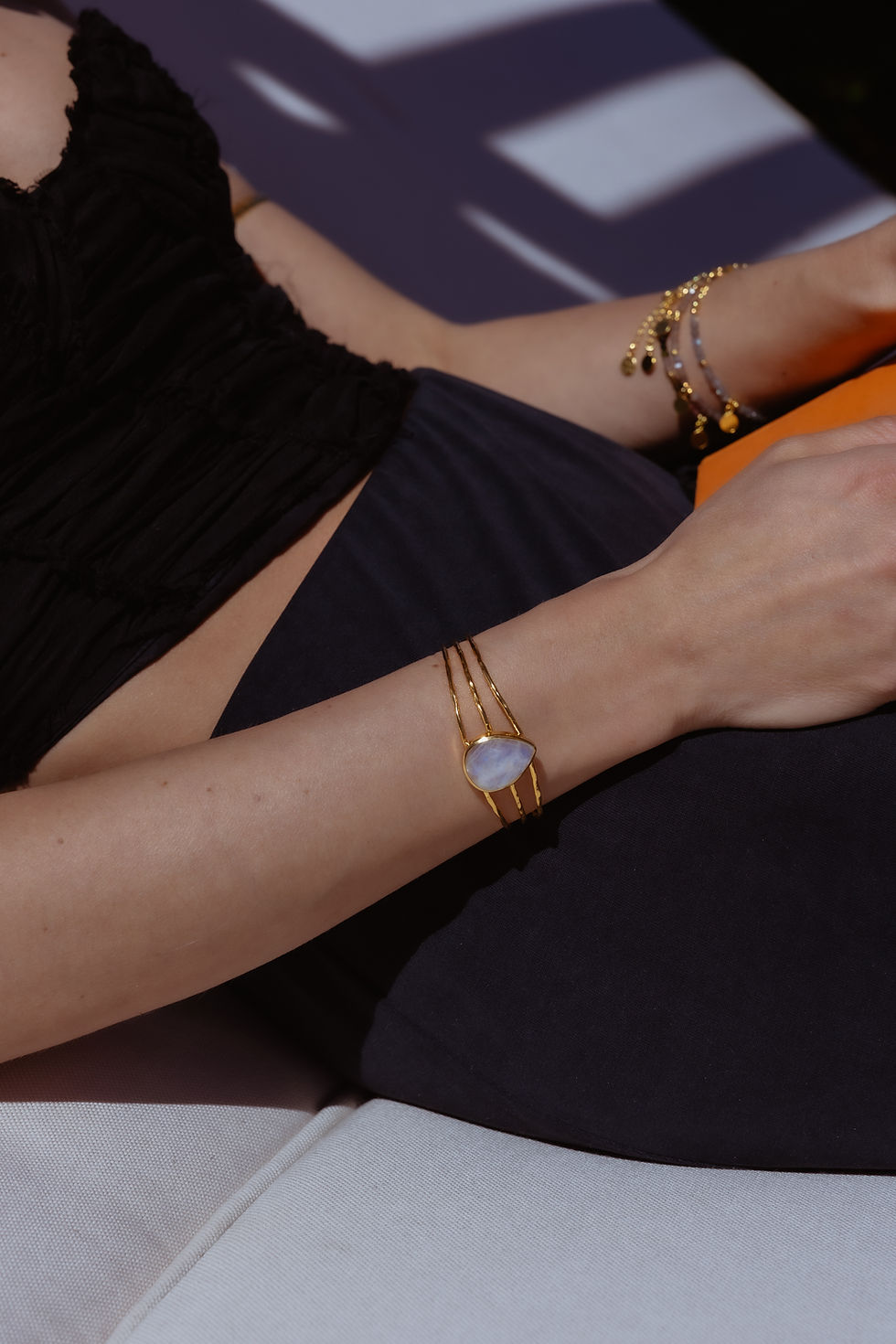 Miniaturbild: Atlantis-Armreifen Gold mit Larimar, Labradorit & Mondstein