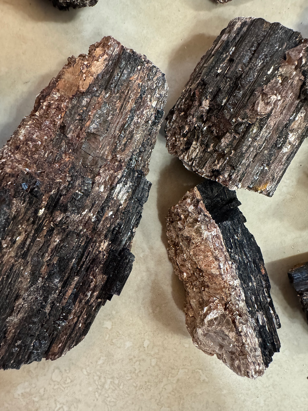 Schwarzer Turmalin mit Mica