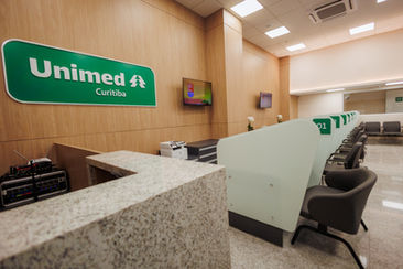 Unidade da Unimed Curitiba no Shopping Curitiba, com atendimento e serviços laboratoriais