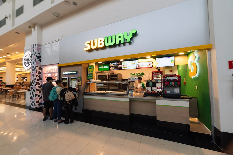 Subway inaugura unidade no Shopping Curitiba com sanduíches, saladas, cookies, linha Brasilidades e totens de autoatendimento.