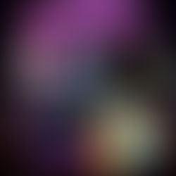 Sala de cinema vazia esperando público para sessão com ingresso promocional