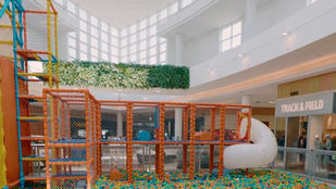 Parque infantil com labirinto e piscina de bolinhas no Catuaí Shopping Maringá