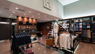 Loja de moda masculina premium com roupas elegantes em shopping de Curitiba