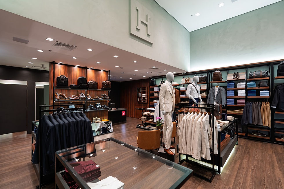 Loja de moda masculina premium com roupas elegantes em shopping de Curitiba