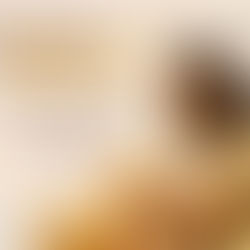 Potes de vidro com tampa colorida prontos para armazenar leite materno doado durante campanha solidária.