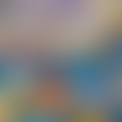 Crianças criando peças coloridas com Aquabeads em uma oficina.