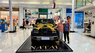 Professora aposentada vencedora do sorteio do Shopping Curitiba