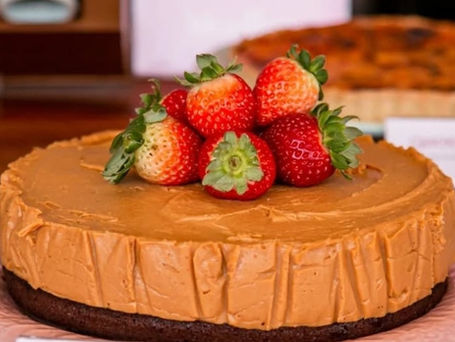 Foto de uma torta sem glúten, sem lactose e sem açúcar, bem decorada