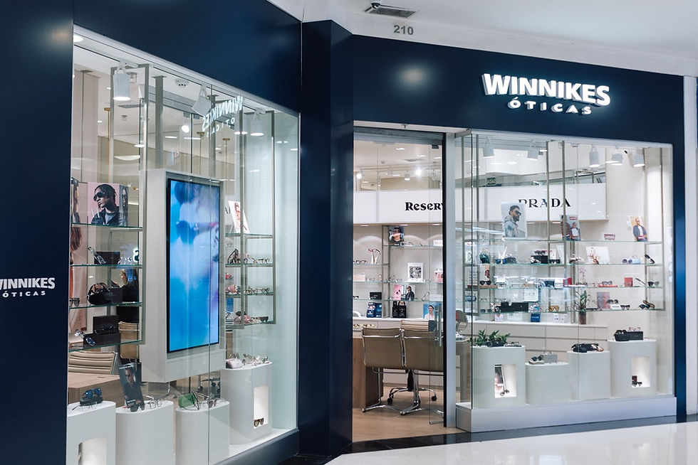 Loja Óticas Winnikes reaberta no Shopping Curitiba, com novo conceito, atendimento infantil, espaço solar, tecnologia de medição 3D e portfólio de marcas de óculos.