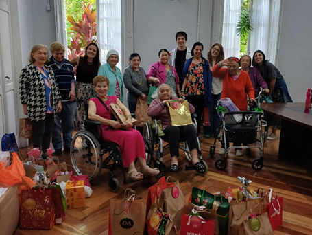 Entrega de presentes aos idosos do Asilo São Vicente de Paulo