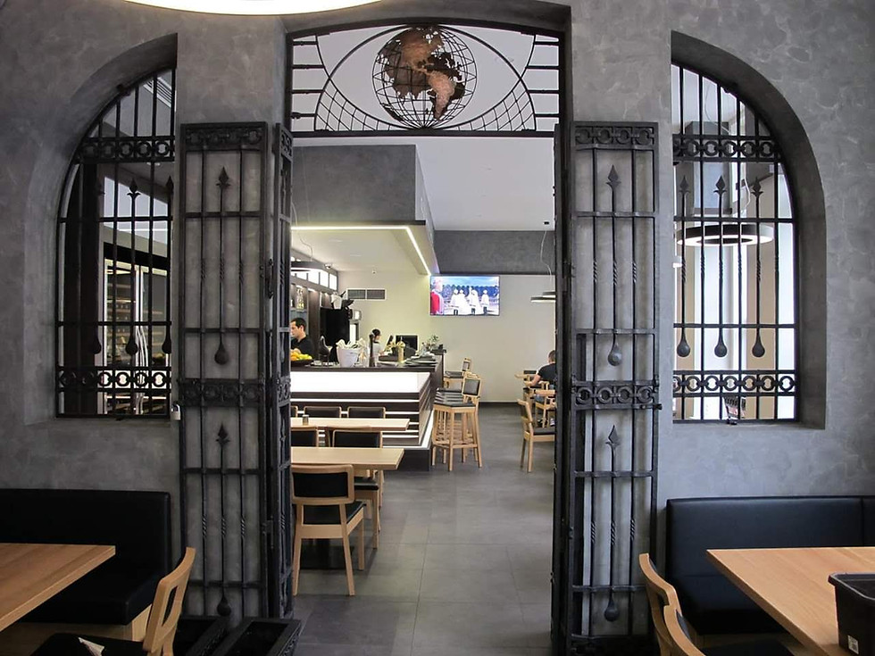 kovaná mříž v restauraci