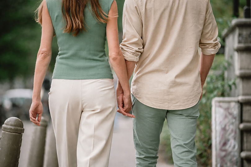 Samen wandelen in zachte kleuren.jpg
