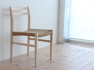 丸太から挽かれたイタヤカエデの椅子