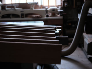 テレビボードの木目。