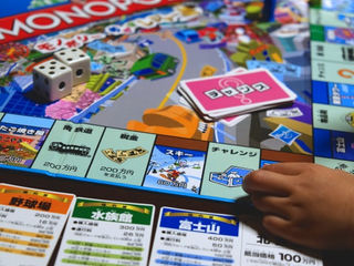 "MONOPOLY"。