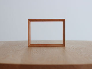 木の額縁を。