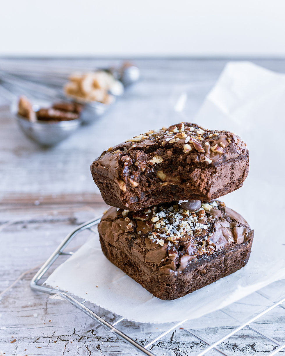 Brownies de chocolate no primeiro plano