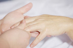 hand-massage-2133272