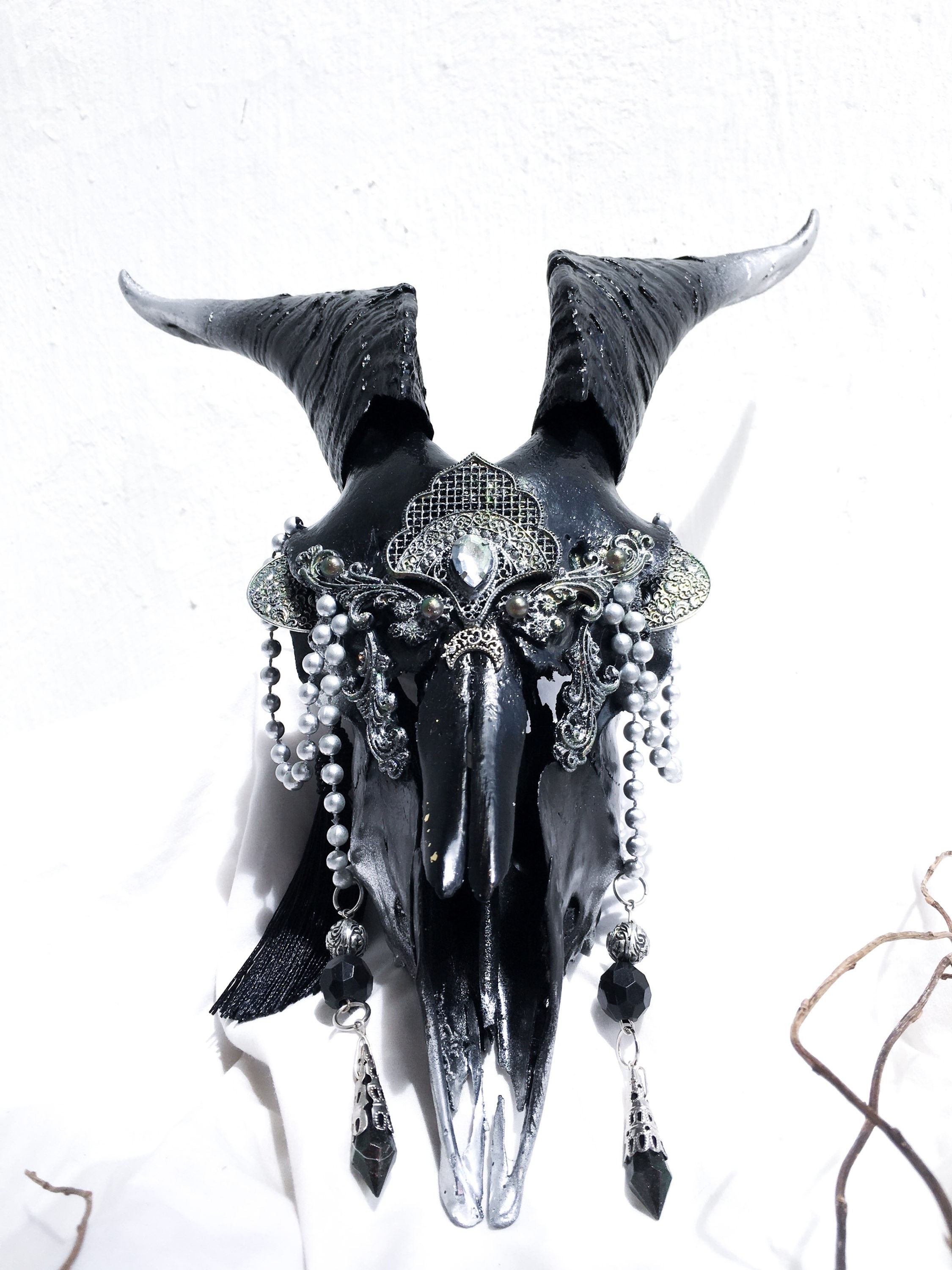 HEKATE - Crânio caprino decorado