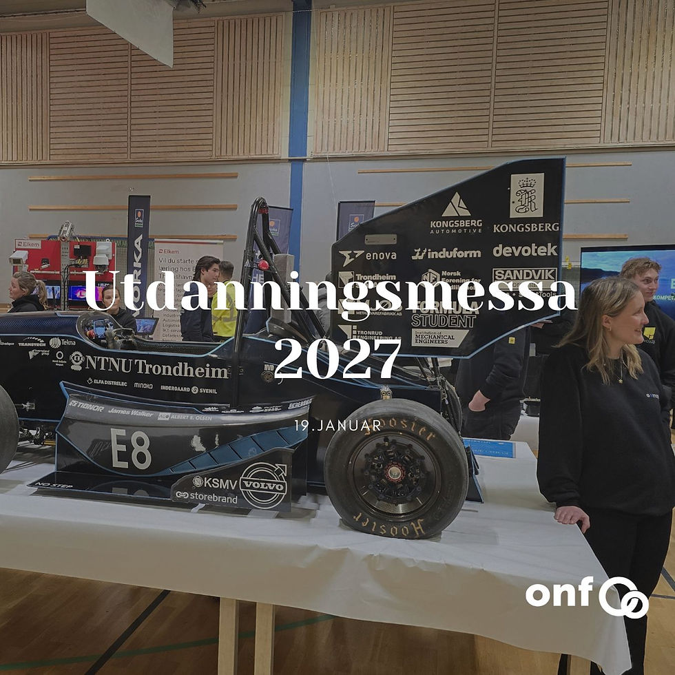 Racerbil bygd av studenter utstilt på et bord under Utdanningsmessa 2026