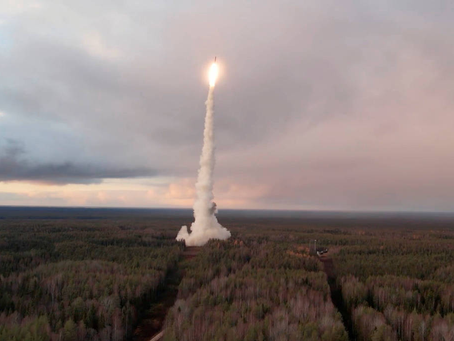 Rússia responde à Ucrânia e dispara míssil de capacidade nuclear
