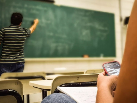 Restrição de celulares em escolas aprovada pelo Senado divide opiniões