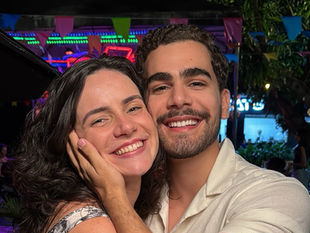 Homem e mulher abraçados e sorrindo como amigos
