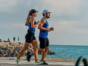 casal de corredores correndo no calçadão da beira mar de fortaleza